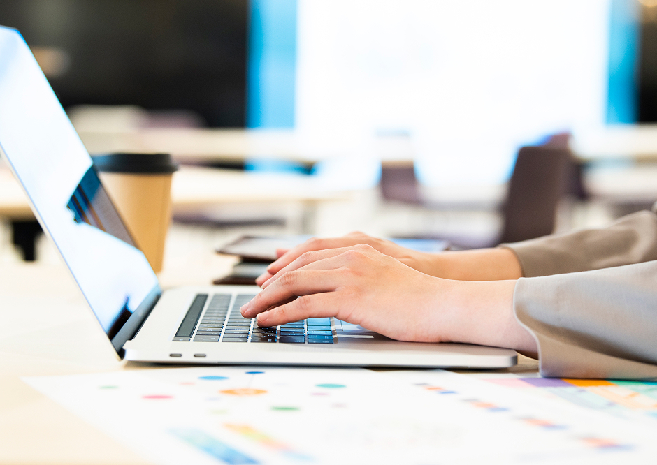 パソコンを触る人