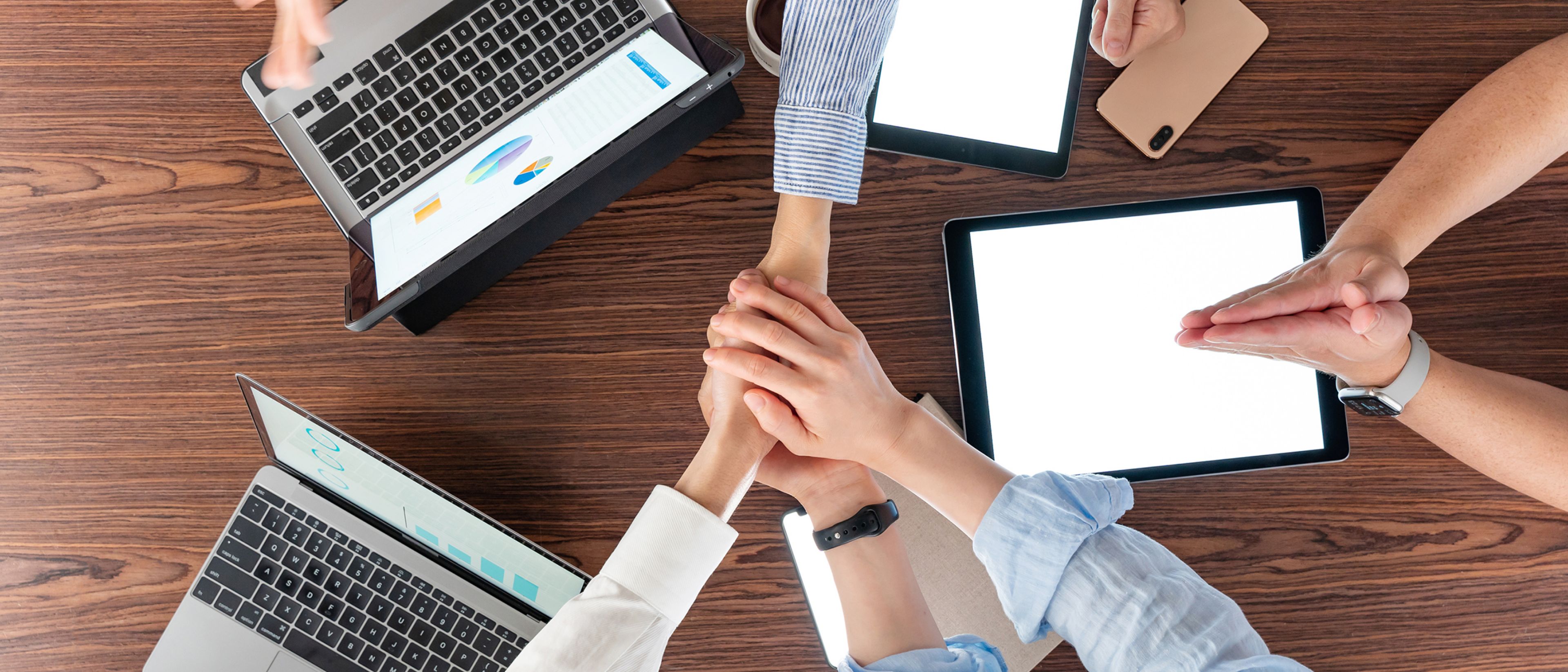 手を組み合う人々