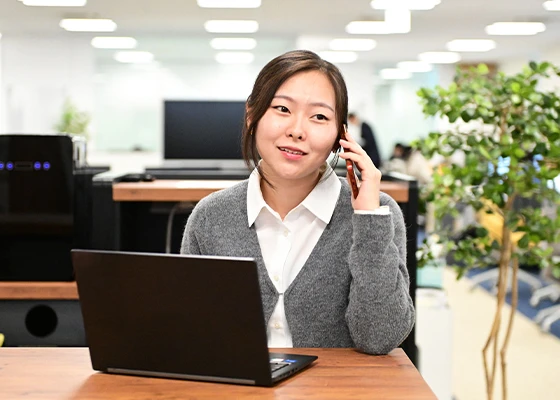 電話をするR.Oさん