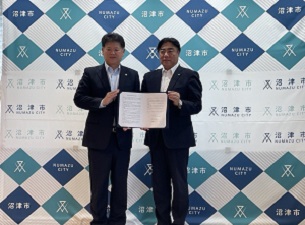 左から）明電舎　井上社長、沼津市　賴重秀一市長