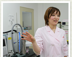 丸山「部品を分解する方法もいろいろあり、分解するという作業だけで無限の可能性がある。」 写真