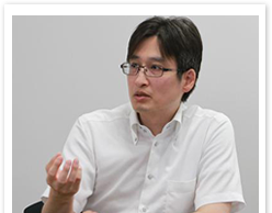 村松「列車の正常運行のためには、このシステムによる安定した電力供給がかかせません。」 写真
