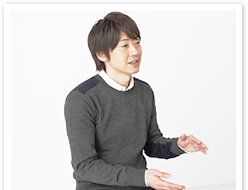 菊村「ぼくはシステムのインタフェースデザインを担当しています。」　写真