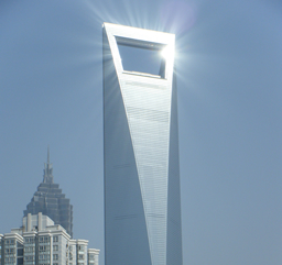 明電舎のシステムは世界の高層ビルでも使われている。写真は「上海環球金融中心」（101階・高さ492m）